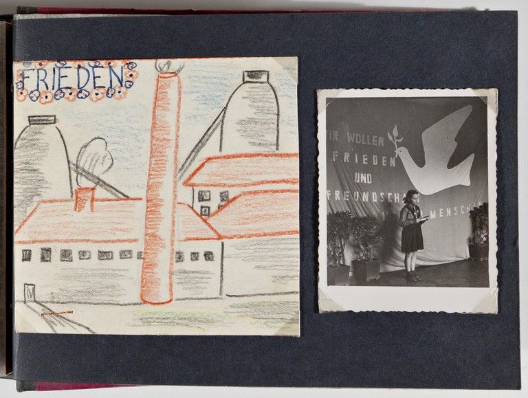 Disegno che raffigura una fabbrica e la scritta "Pace". Foto di una bimba del Gruppo in una iniziativa per la pace.